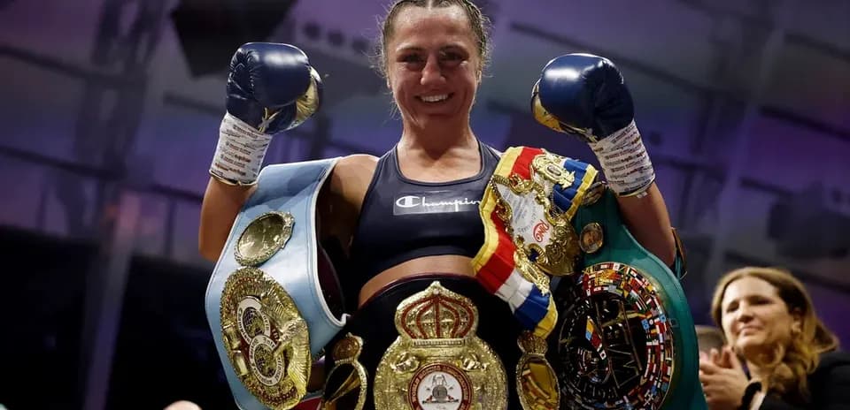Bokschi chempioni ko'ylagi va kamarlar bilan