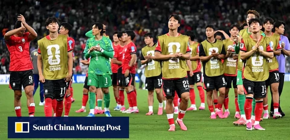 Koreya futbolchilari maydonda muxlislarga rahmat aytmoqda