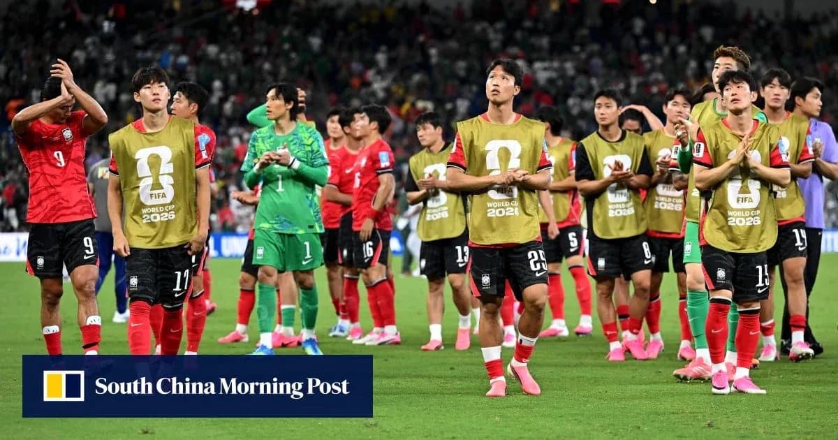 Koreya futbolchilari maydonda muxlislarga rahmat aytmoqda