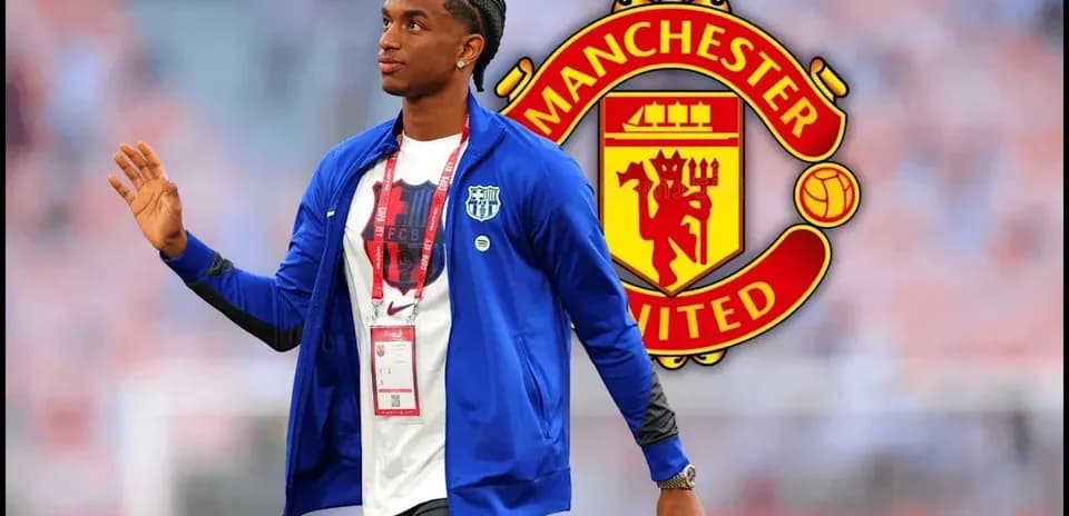Futbolchi stadionda Manchester United emblemasi oldida