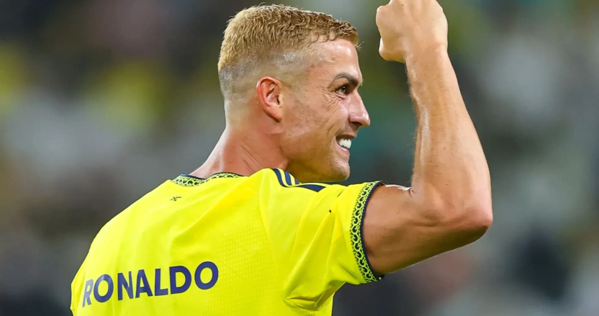 Futbolchi gollarni nishonlayotgan holatda