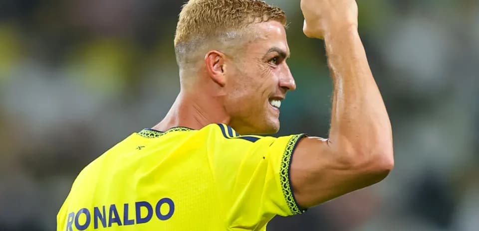 Futbolchi gollarni nishonlayotgan holatda