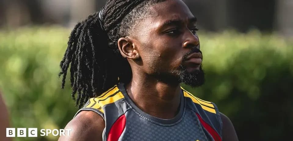 Futbolchi treningda jamoa kiyimida turibdi