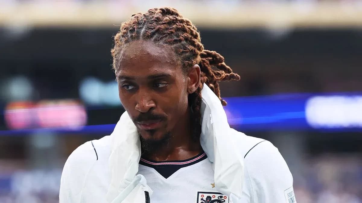 Futbolchi maydondan chiqib ketmoqda