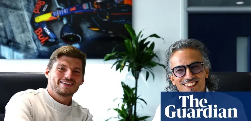Ikki shaxs, Red Bull avtomobili fonida, kulayotgan