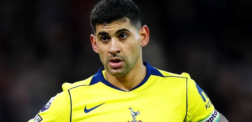 Futbolchi o'yin davomida jamoa formasida