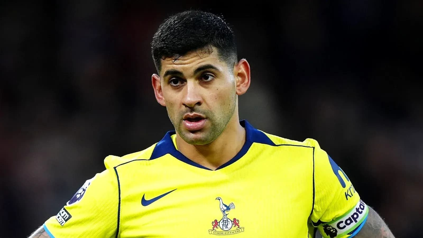 Futbolchi o'yin davomida jamoa formasida