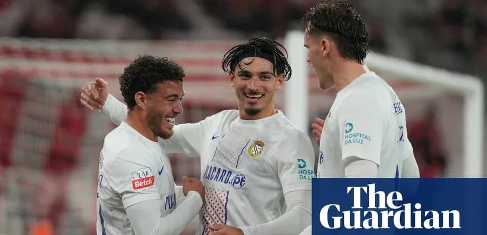 Futbolchilar bir-birini quchoqlab tabriklamoqda