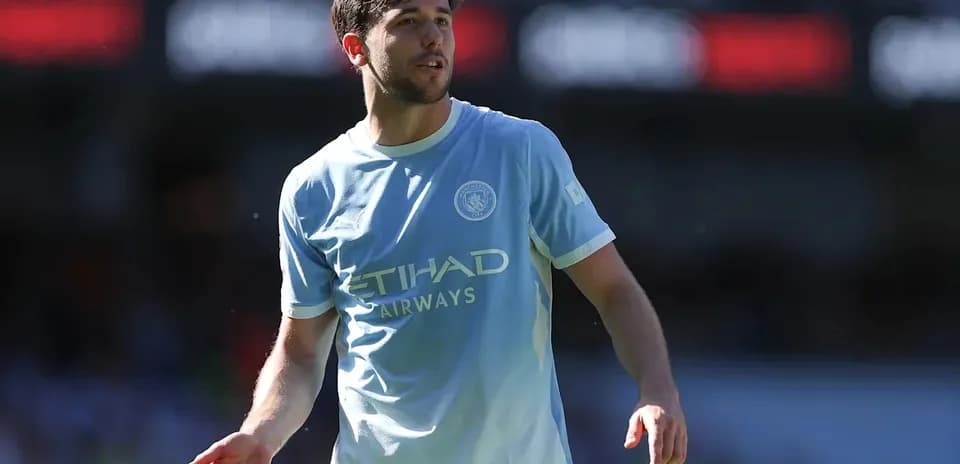 Futbolchi Manchester City formasida maydonda yurmoqda