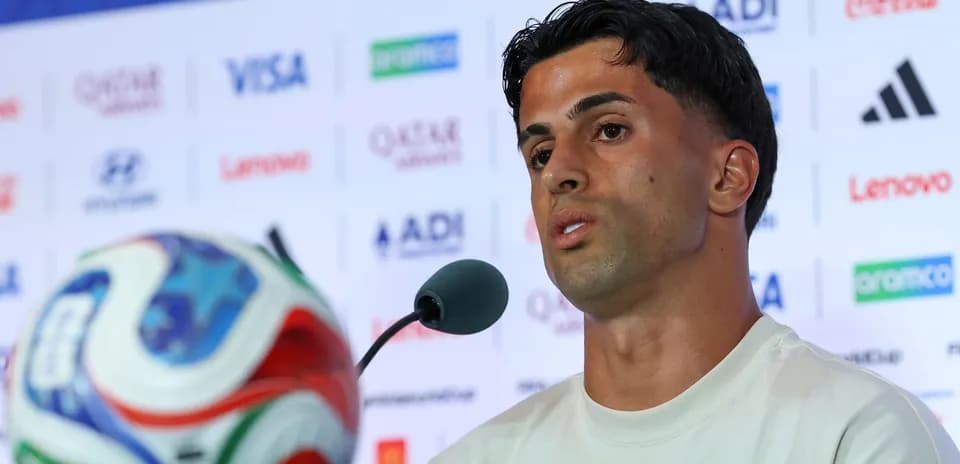 Futbolchi matbuot anjumanida gapiryapti