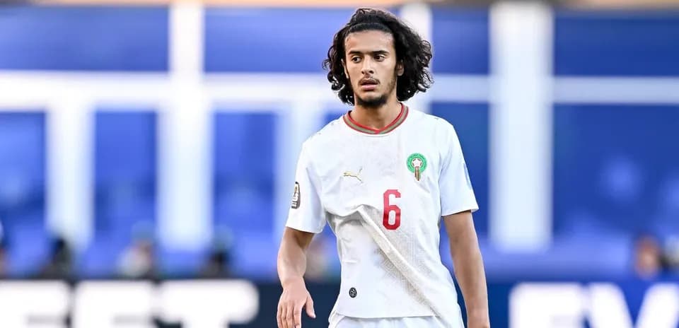 Futbolchi maydonda harakatda, 6-raqamli forma kiygan