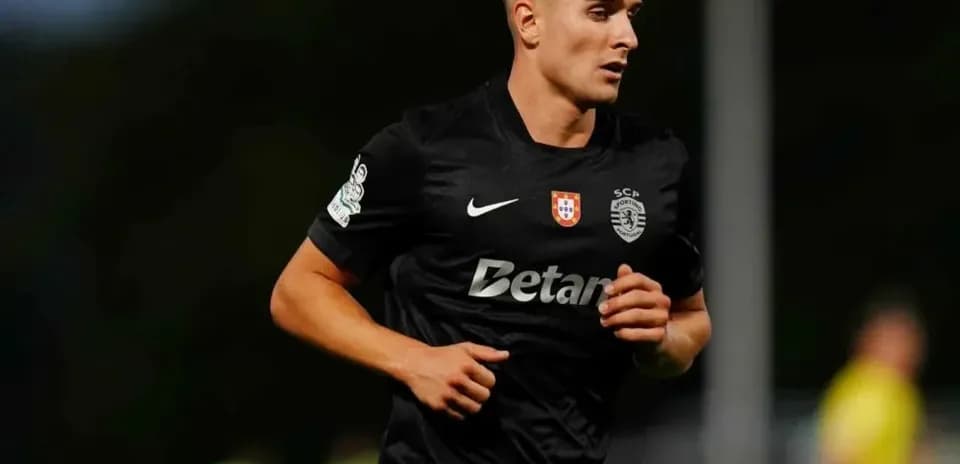 Futbolchi qora forma kiygan harakatda