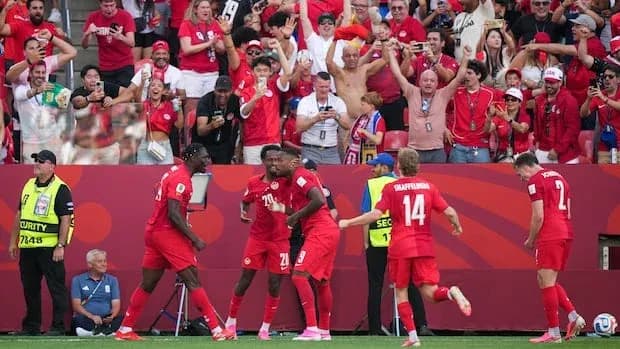 O'yinchilar gol urishdan keyin nishonlayapti