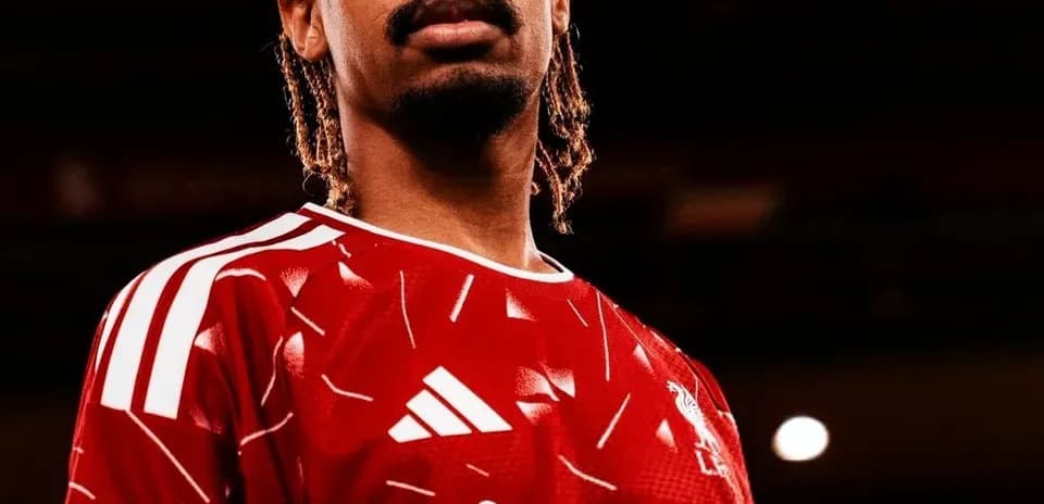 Futbolchi qizil formada old tomondan ko'rinadi