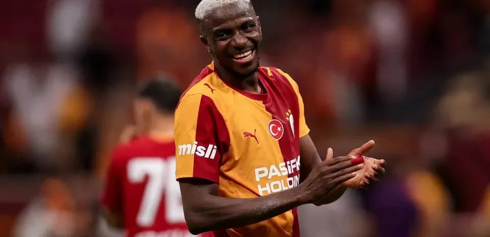 Futbolchi Galatasaray formasida maydonda kulgili