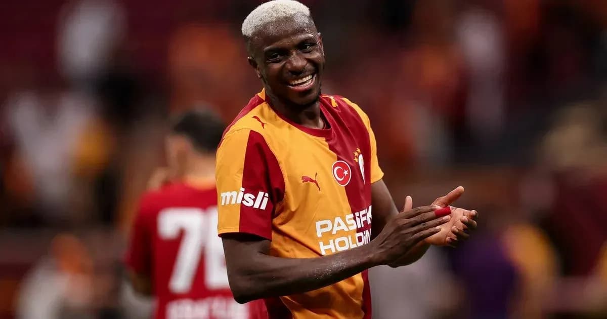 Futbolchi Galatasaray formasida maydonda kulgili