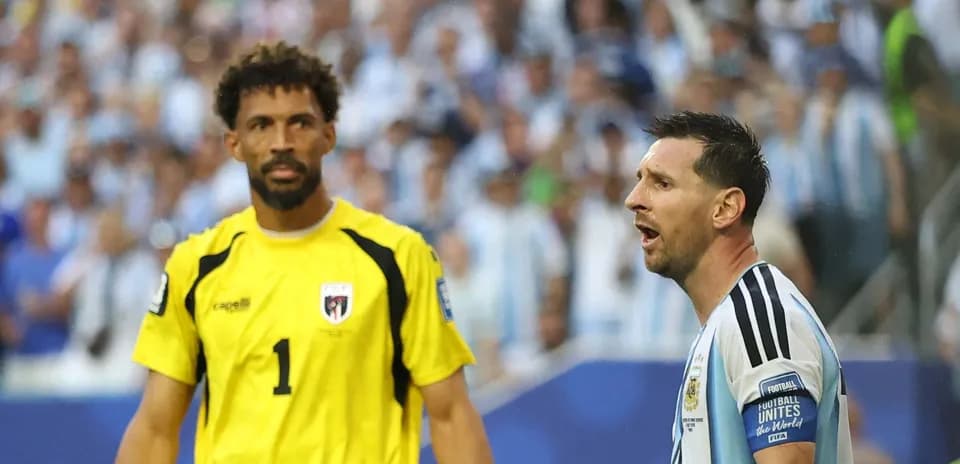 Lionel Messi arguing with goalkeeper during match