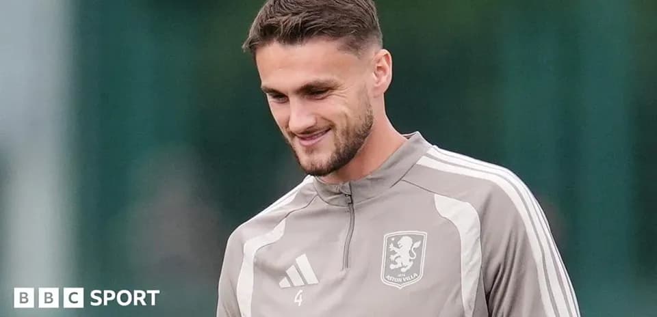 Futbolchi trening maydonida, Aston Villa formasida