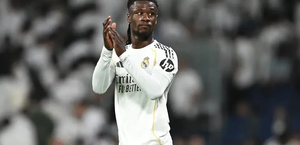 Futbolchi Real Madrid futbol formasida maydonda