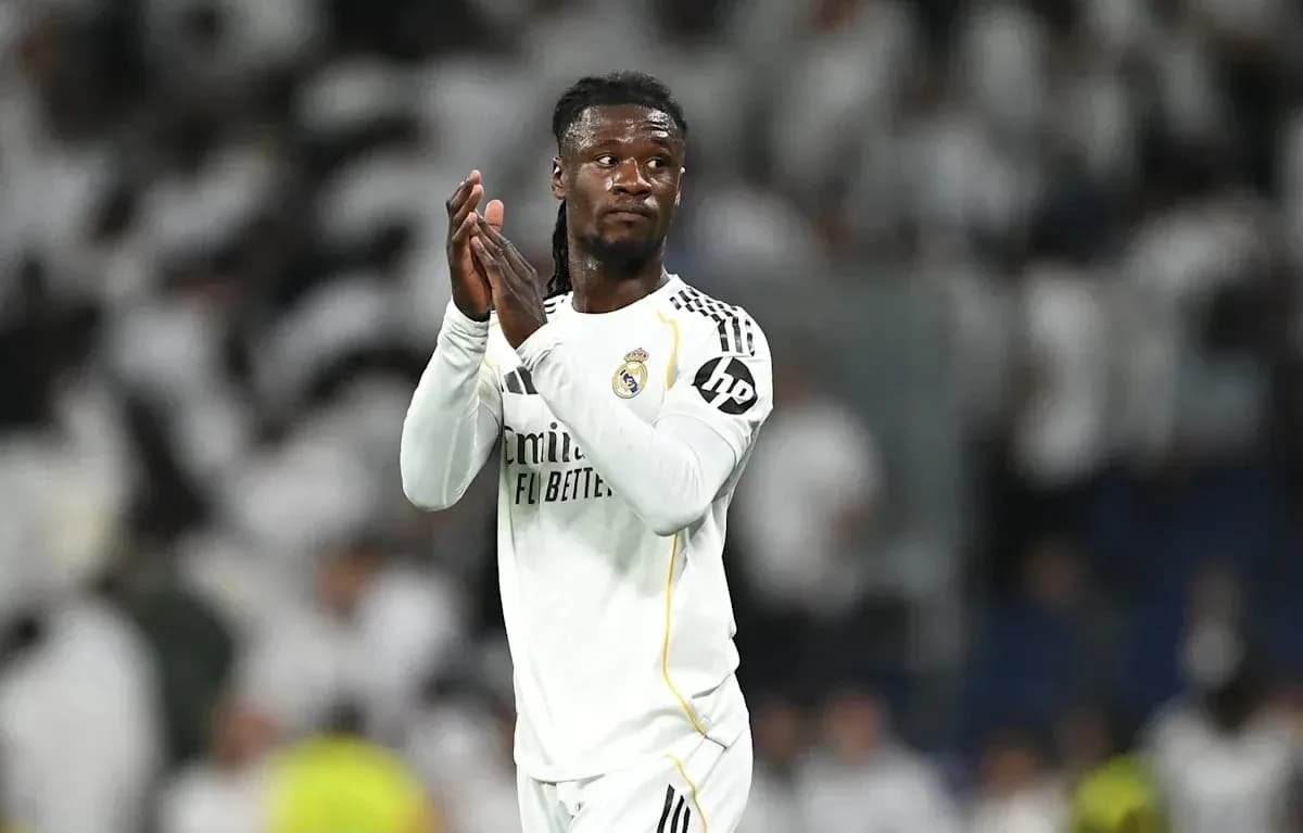 Futbolchi Real Madrid futbol formasida maydonda