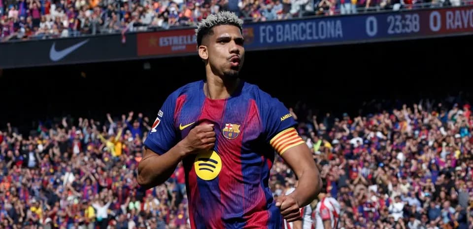 Futbolchi gollarni nishonlashda, Barcelona stadionida