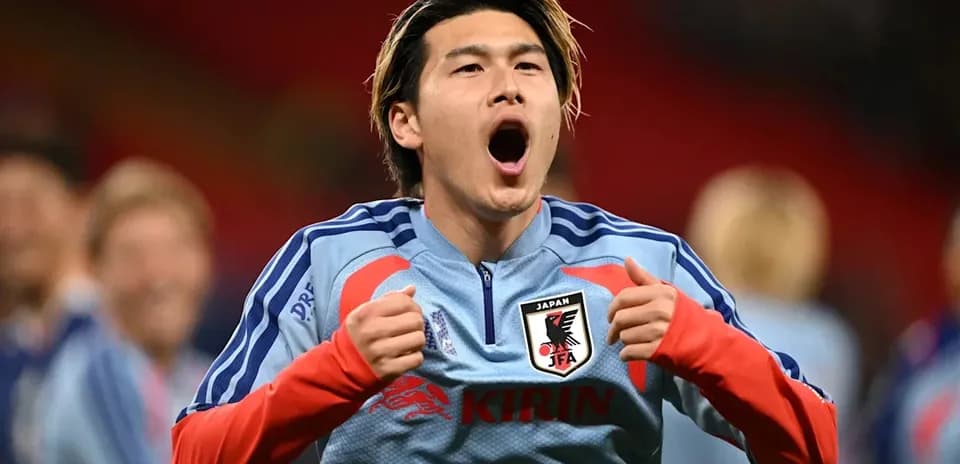 Futbolchi Japariya terma jamoasi formasi bilan maydonda