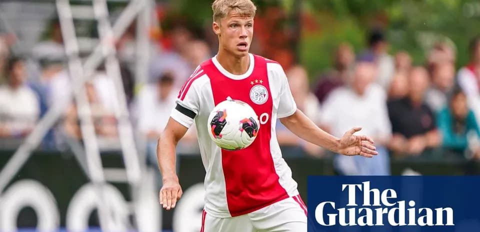 Futbolchi Ajax formasi bilan to'pni ushlab turibdi