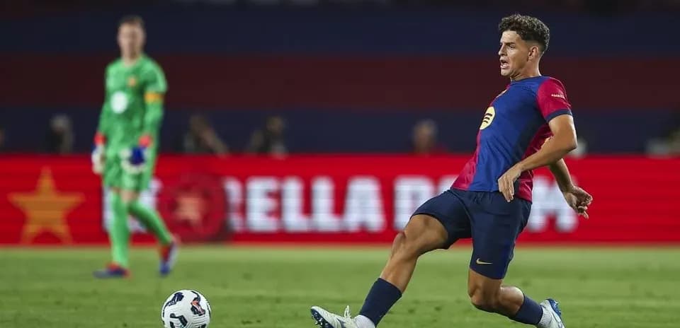 Futbolchi to'pni urayotgan paytda harakatda