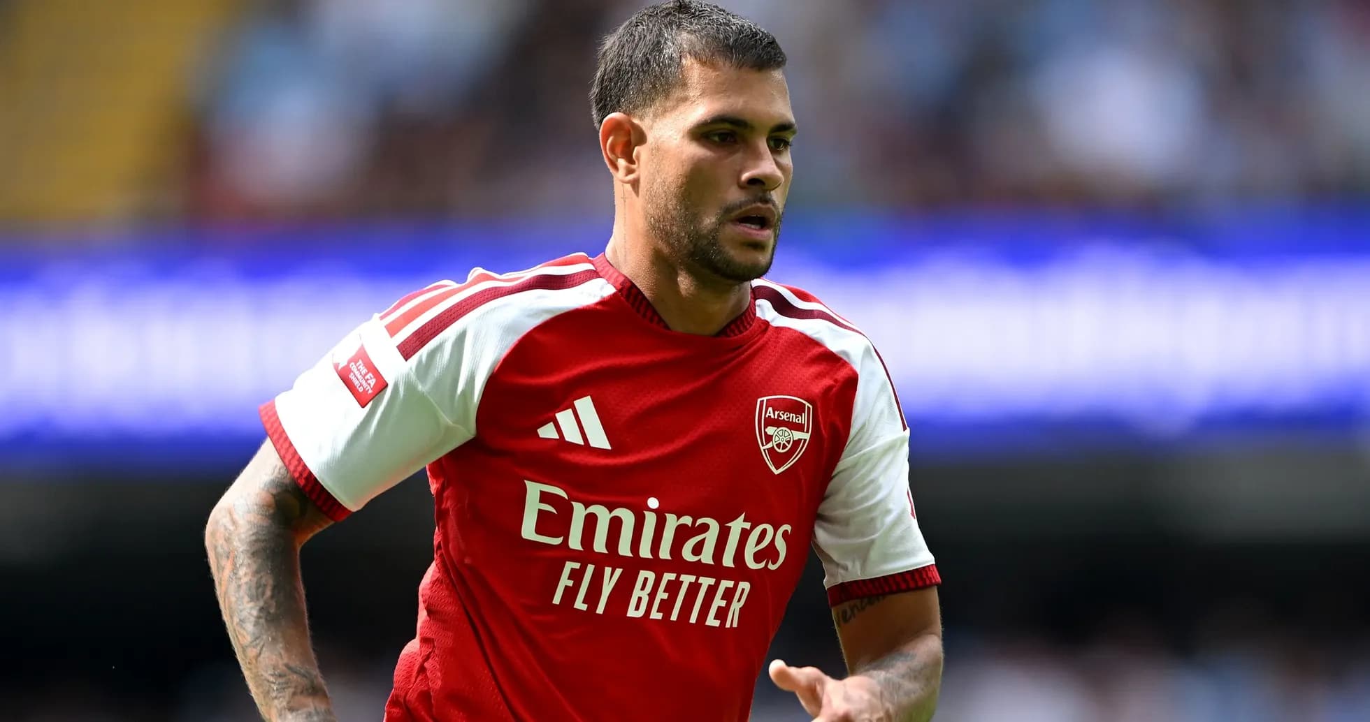 Futbolchi Arsenal formasi kiygan maydonda harakatda