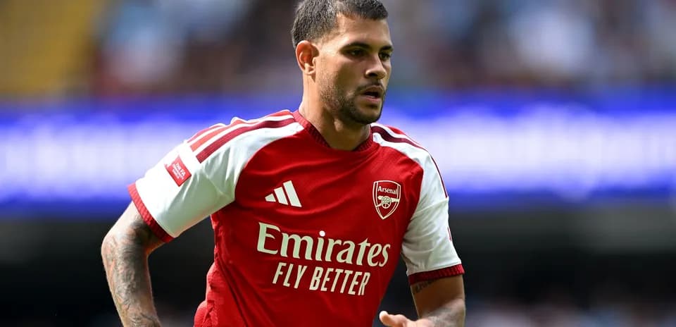 Futbolchi Arsenal formasi kiygan maydonda harakatda