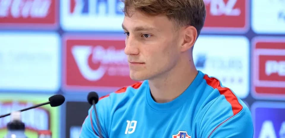 Futbolchi matbuot anjumanida o'tirgan