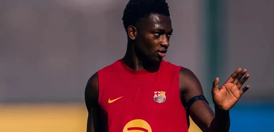 Futbolchi mashg'ulotda to'p bilan shug'ullanmoqda