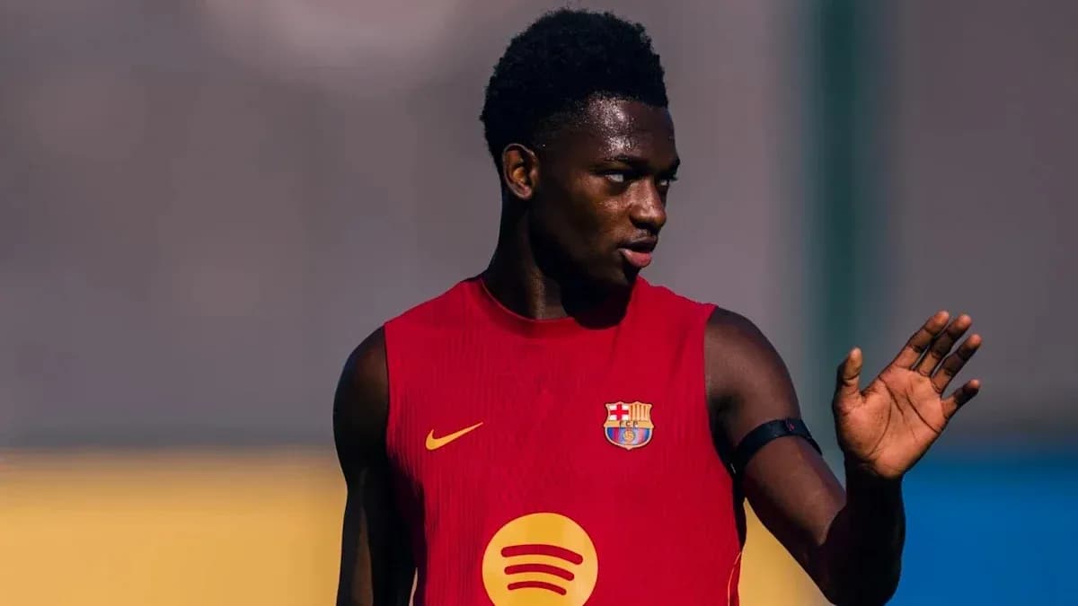 Futbolchi mashg'ulotda to'p bilan shug'ullanmoqda
