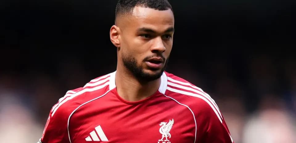 Futbolchi LFC formasida maydonda harakatda