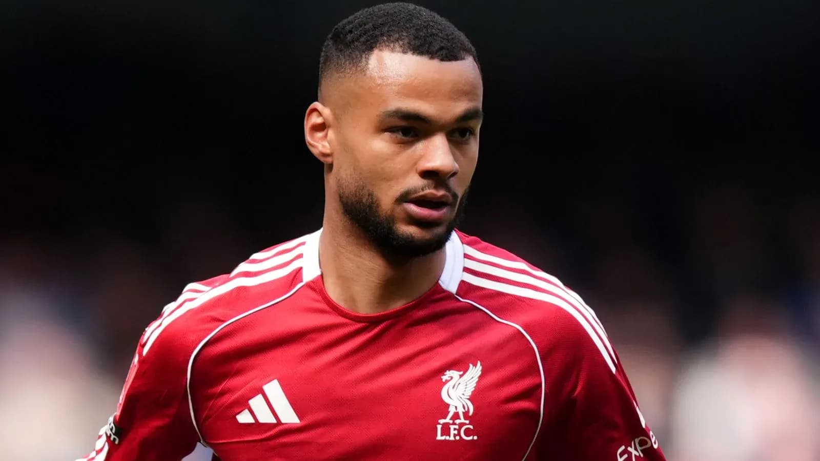 Futbolchi LFC formasida maydonda harakatda Futbolchi LFC formasida maydonda harakatda