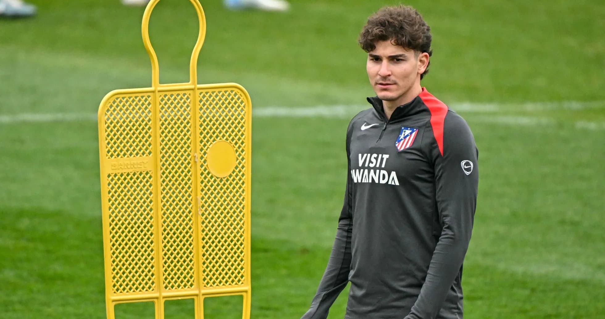 Futbolchi treningda saralangan barmoq o'lchov bilan