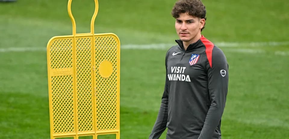 Futbolchi treningda saralangan barmoq o'lchov bilan