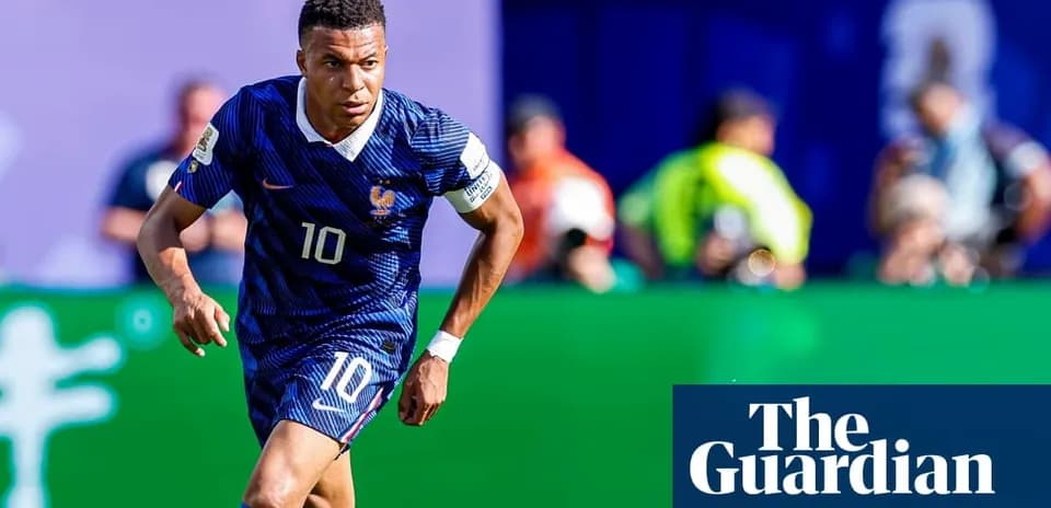 Futbolchi maydonda harakatda, Frantsiya formasi kiygan