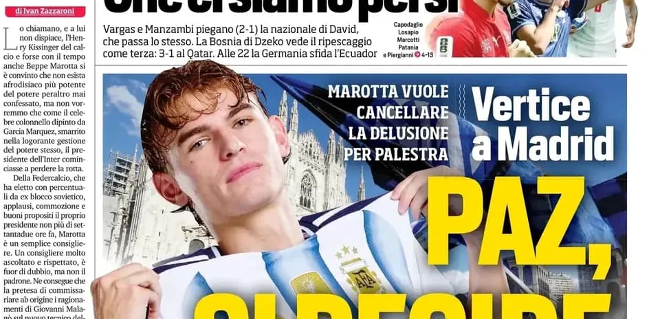 Futbolchi o'yinchining Argentina formasida suratga tushishi