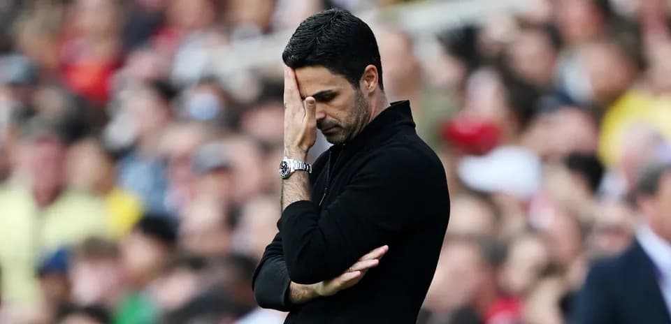 Menejer o'yin davomida qo'lini peshonasiga qo'ygan