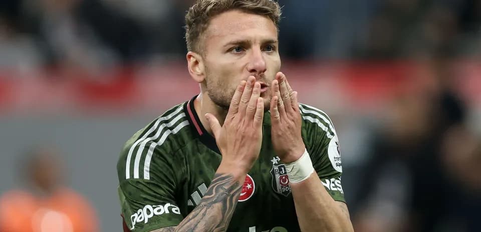 Futbolchi maydonda qiziquvchan pozada turibdi