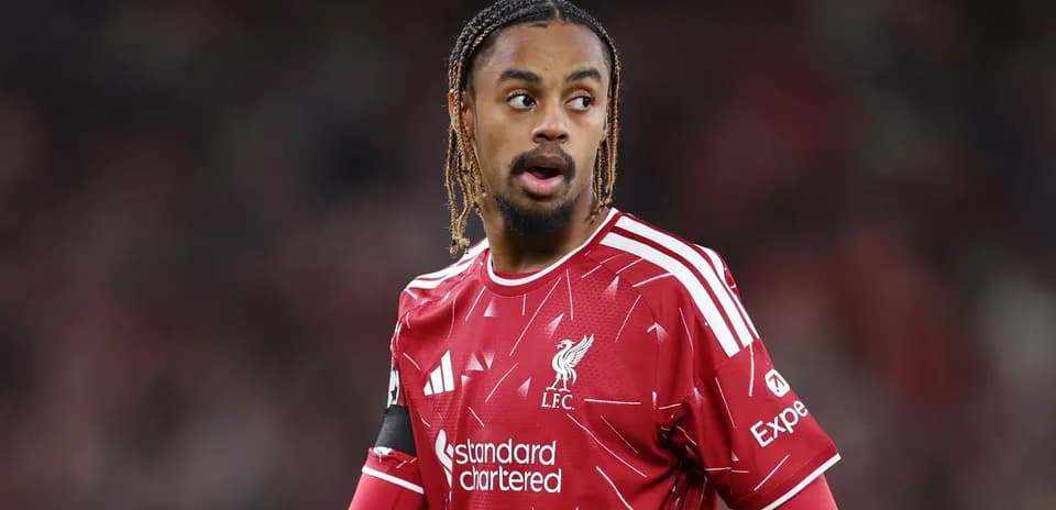 Futbolchi Liverpool formasida maydonda harakatda