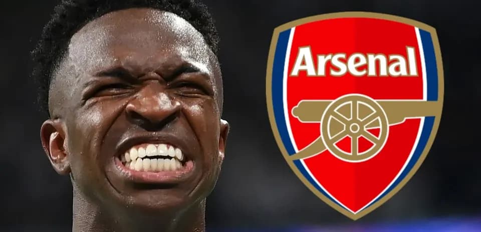 Futbolchi Arsenal logosi bilan maydonda