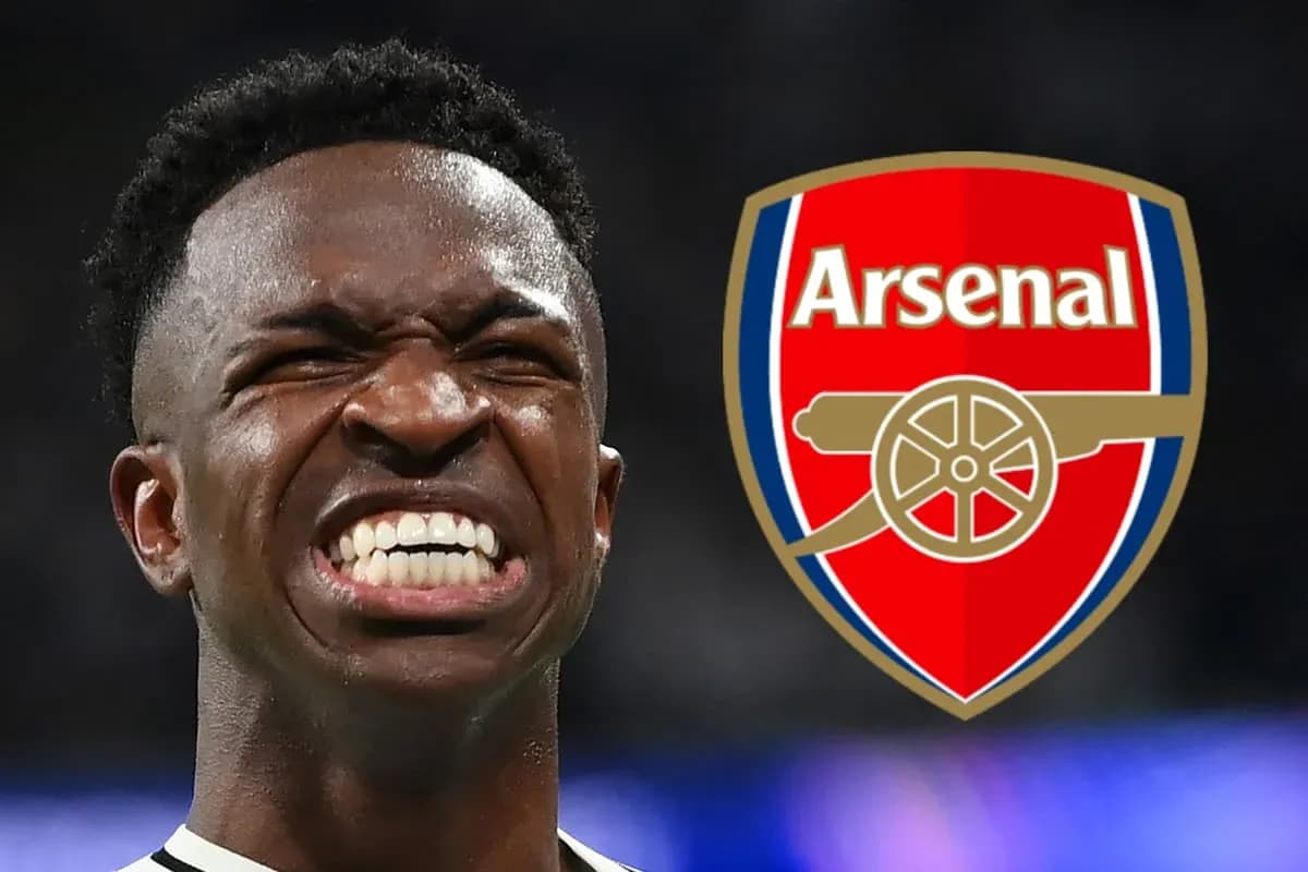 Futbolchi Arsenal logosi bilan maydonda