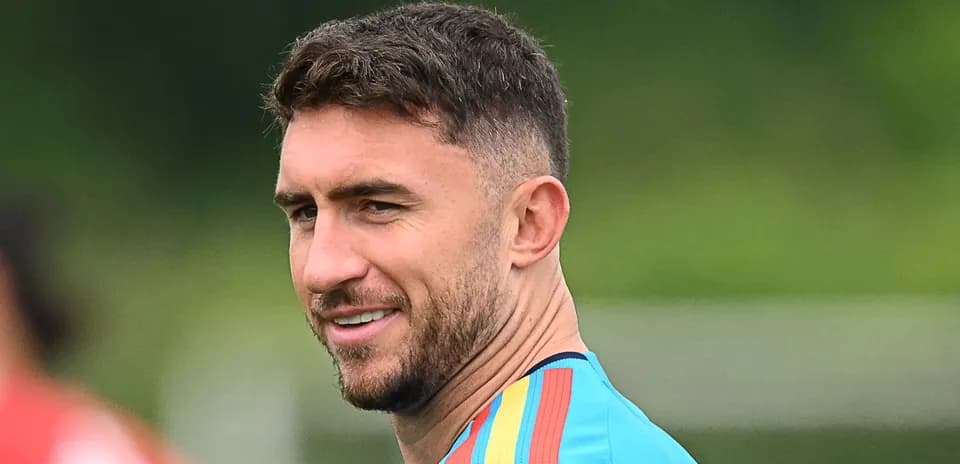 Futbolchi mashg'ulotda kulayotgan payti
