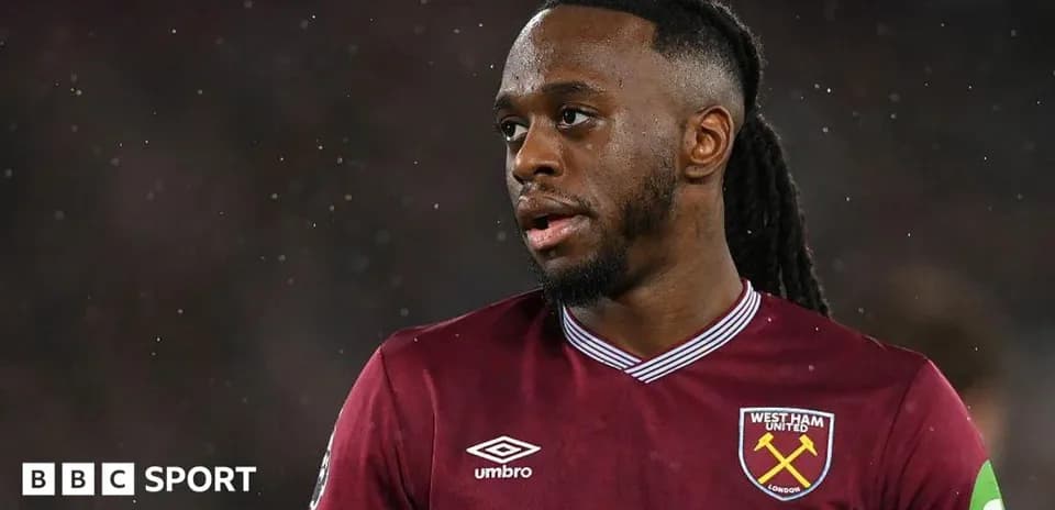 Futbolchi West Ham United formasida, o'yin paytida