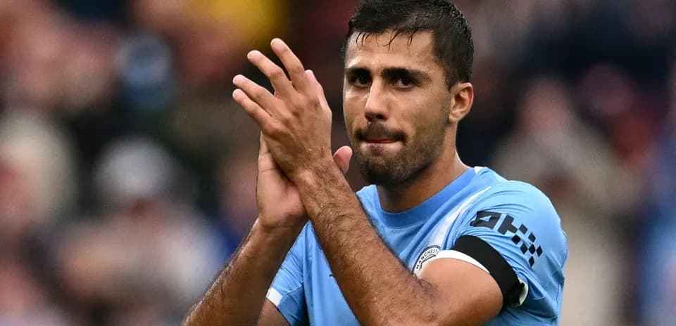 Futbolchi olqish berayotgani stadionda