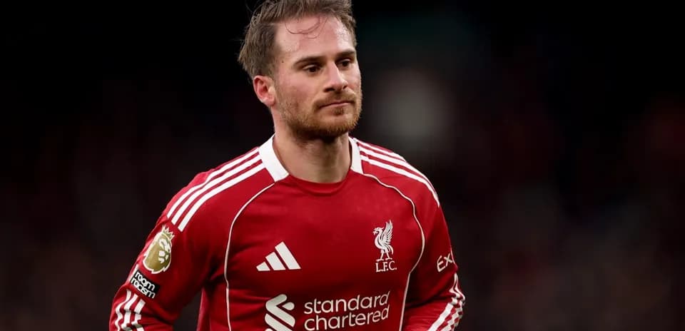 Futbolchi Liverpool formasida maydonda yurmoqda