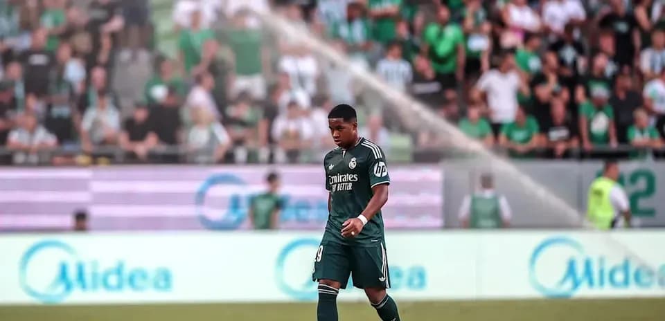 Futbolchi maydonda yurib borayotgan payt