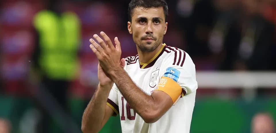 Futbolchi maydonda qo'llarini chalmoqda